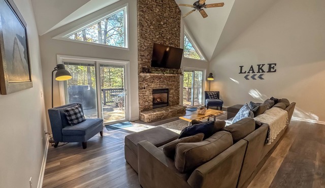 Lakeslee Lodge: Spacious 6BR retreat with lake access and community pool in Oakland, MD.
