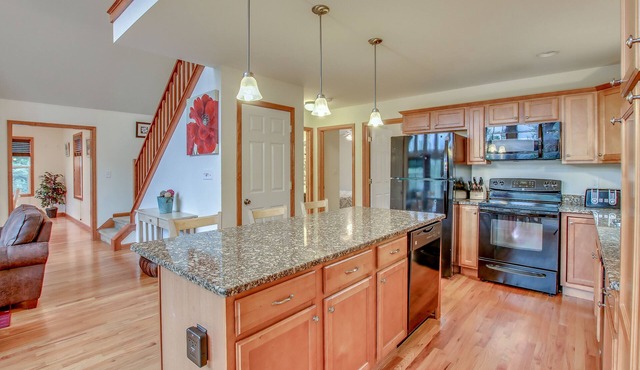 "Lakestone" Lake View, Near Beach, Hot Tub, Grill