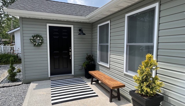 Laketime Cottage Lake Milton OH. Wifi, Smart TVs fireplace, bikes, paddle board.