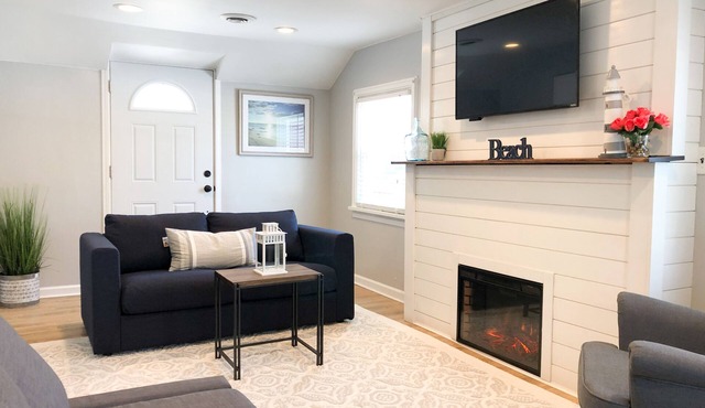 LAKETOWN COTTAGE: 3 bed, New Kitchen, LARGE yard; seconds from the lake & park!