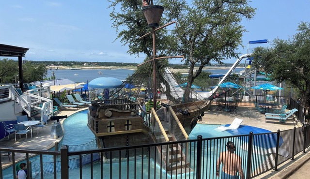 LakeTravis 2BR Bungalow 8:Free waterpark, walk to dining, marina, lake