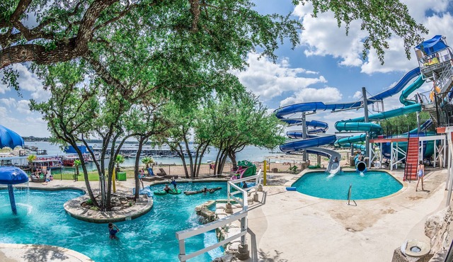 LakeTravis Bungalow 2:Free waterpark , lake views & low cleaning fees