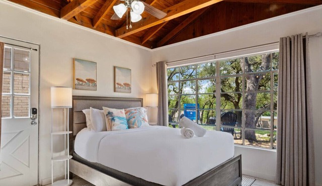 LakeTravis Cozy Bungalow 6
