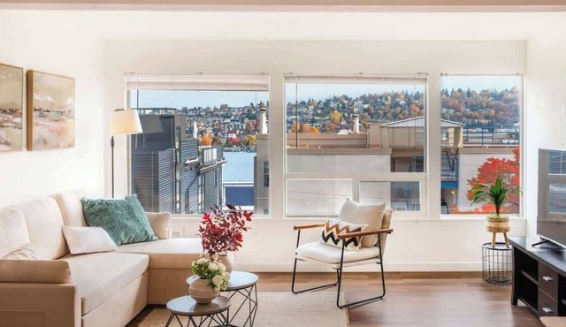 Lakeview 2b1b/Modern SLU Comforts/Views/Parking