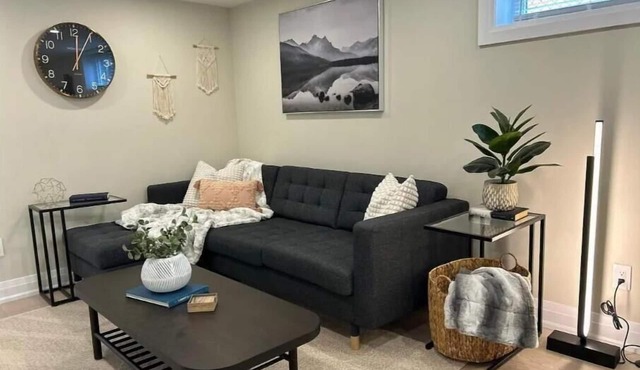 LakeView 2BR: Easy Access & Modern Comfort