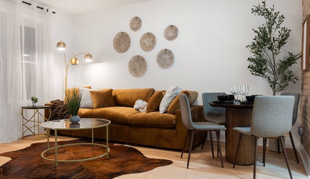 Lakeview 6BD Group Retreat: Two Apts Side by Side