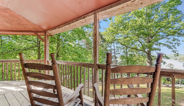 Lakeview Cabin #4 at Carters Lake Marina, includes boat slip at marina
