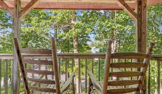 Lakeview Cabin #5 at Carters Lake, includes free boat slip at the marina