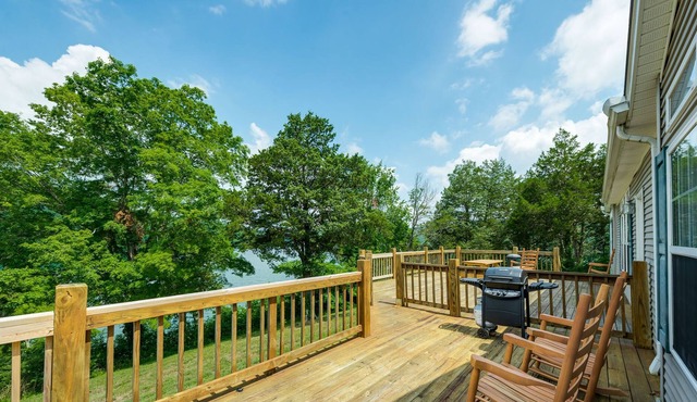 Lakeview Cabin at Marina on Dale Hollow Lake near Standing Stone State Park