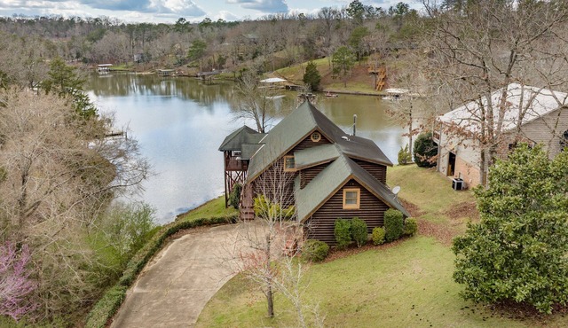 Lakeview Cabin Escape: Your Serene Waterside Retreat