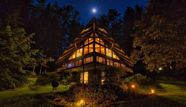 Lakeview Cabin > Unique Mid-Century Tucked in Bluff