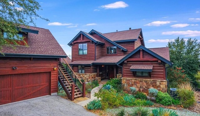 Lakeview Cabin w/Resort Style Pools, pickleball, N. Shore Marina on Lake Travis