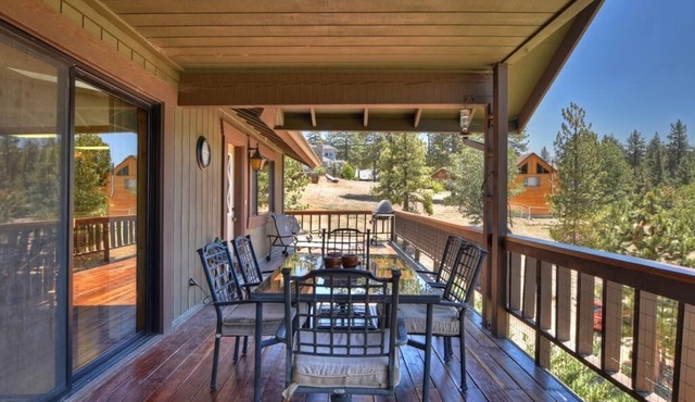 Lakeview cabin with BBQ, pool table, jetted tub, just a short walk to marina!