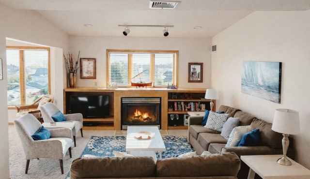 Lakeview Condo: Downtown Bayfield, Beach, Deck