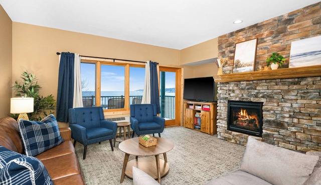 Lakeview condo, pool/hot tub. Perfect for families, groups. 3BR/2BA