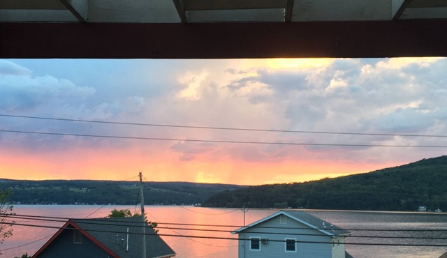 Lakeview Cottage Has it All!