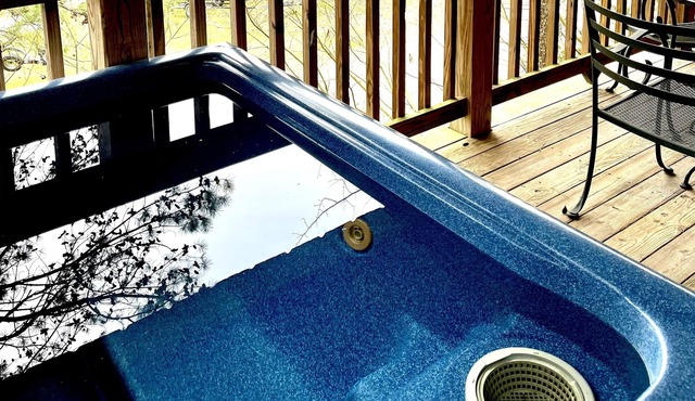 Lakeview cottage on Lake Greeson with private hot tub!!