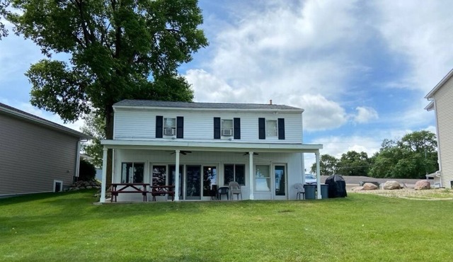 Lakeview Cottage Sleeps 17 Private dock and boatlift