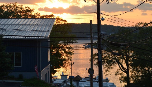 Lakeview Cottage Near Restaurants & Wedding Venues