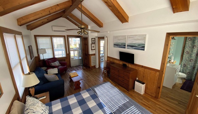 Lakeview Cottage with swimming & kayaking access to the lake