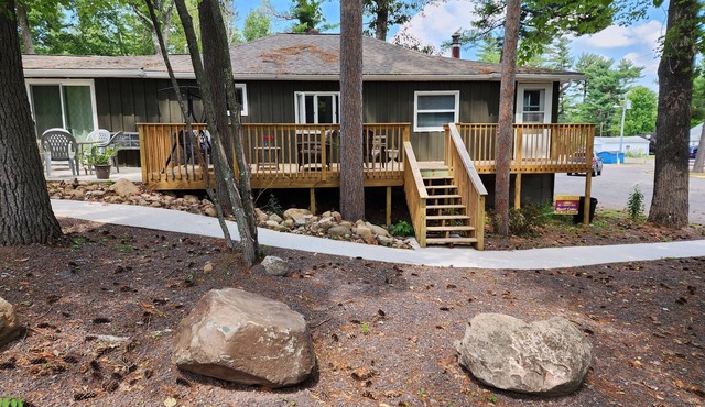 Lakeview Cottage: Spacious Lakeside Retreat for Families and Friends