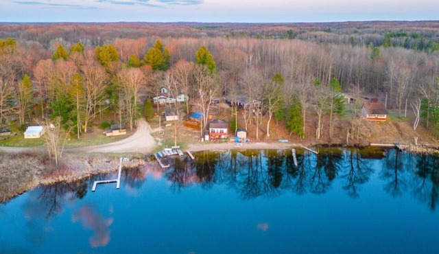 Lakeview Cottage - Walk to Beach, Fire Pit