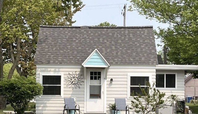 Lakeview Cottage, Walk to the beach, parks & downtown. Early booking discount!