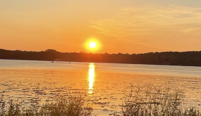 Lakeview cottage with perfect sunsets.