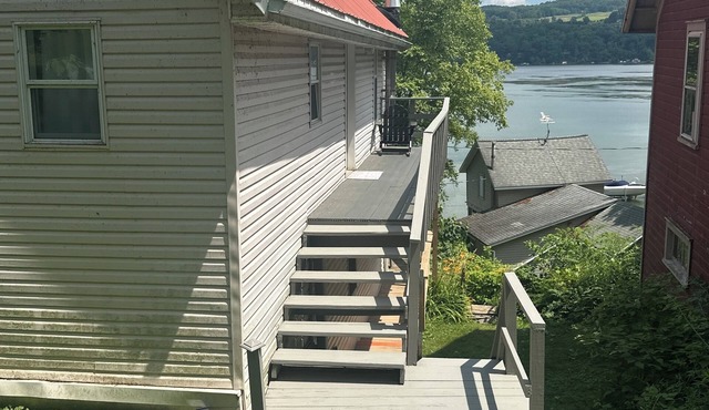 Lakeview Crooked Cascade Cottage on Owasco