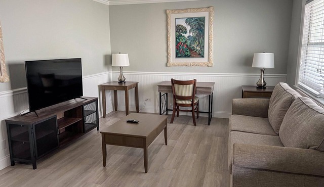Lakeview Deluxe One-Bedroom Suite