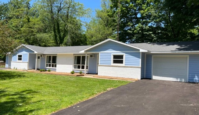 Lakeview East and West Lake Paw Paw Sleeps 16