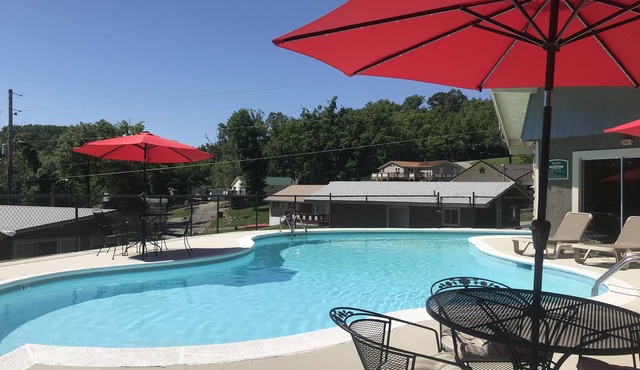 Lakeview Escape-2 BR Lakefront cabin w/2 pools, playground, boat ramp & dock