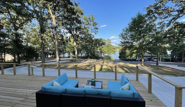 Lakeview Escape: Charming cottage with private dock on Lake Holbrook