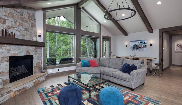 Lakeview Escape l Luxury Home #3 w/Sauna, Fireplace & Large Private Deck