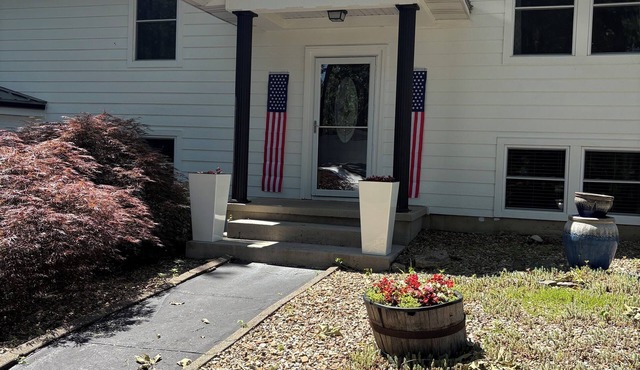 Lakeview Family Home Getaway, Near Bridge, Great Location!