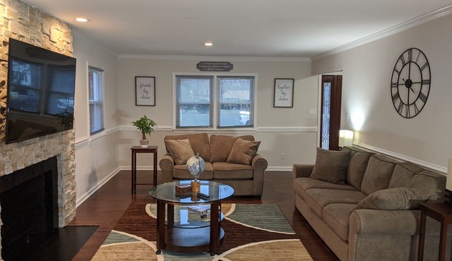 Lakeview Five Bedrooms Cape Cod Near Quantico and Historic Fredericksburg