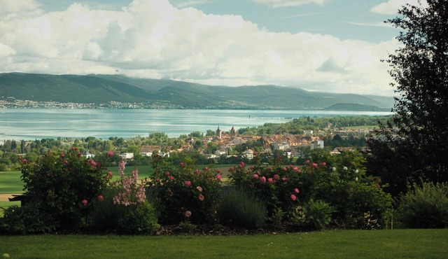 Lakeview Guesthouse with Two Bedrooms & Private Bathroom