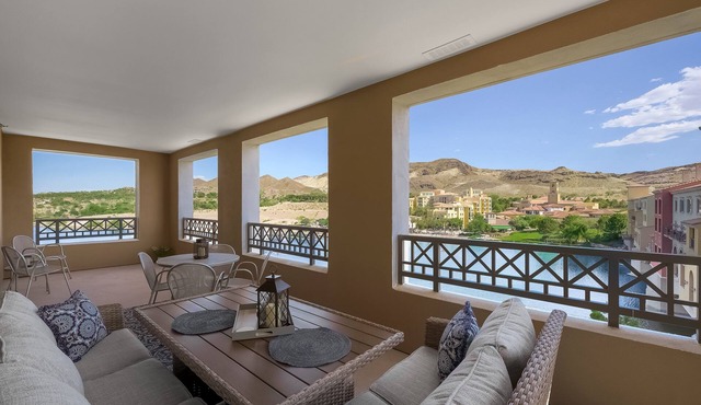 Lakeview Haven: Unwind with Panoramic Serenity