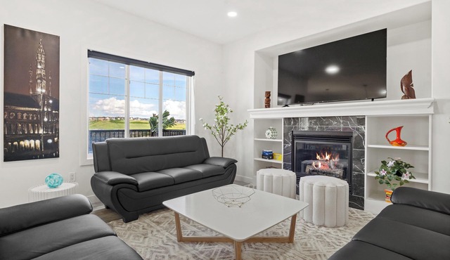 Lakeview Home: 2 Suites, King Beds, Central A/C, Jacuzzi, 80-mins to Banff