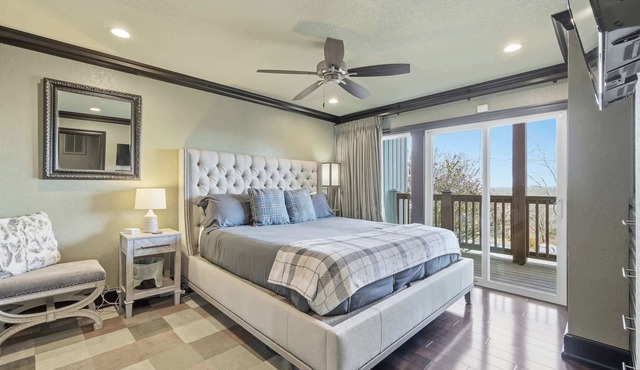 Lakeview Home in Rogers with Firepit & Balcony