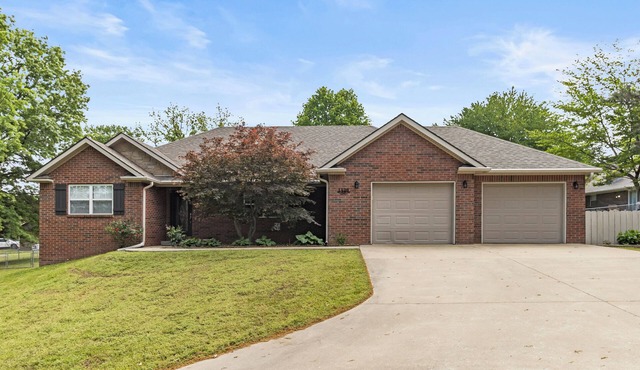 Lakeview Home in serene setting, 3 mi to Grove! Perfect for families & fishermen