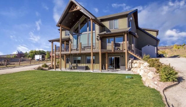 Lakeview home w/hot tub, theater & game room