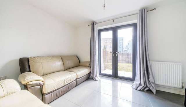 Lakeview House - Sleeps 6, Garden & Free Parking