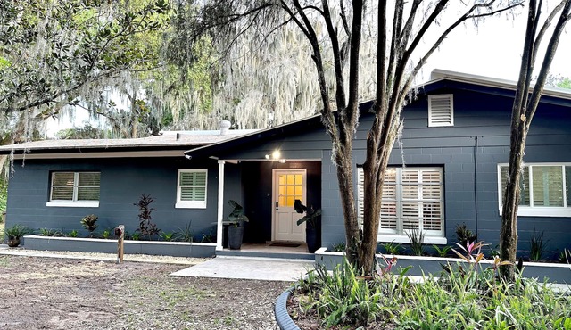 Lakeview house with old Florida feel close to everything fun in Central Florida