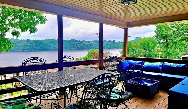 Lakeview Landing, 2 min walk to lake, trailer parking, picturesque, games, WIFI!
