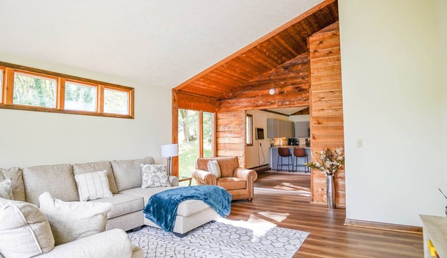 Lakeview Landing, pet friendly lake front home on Boone Lake