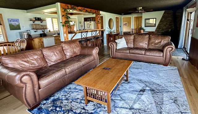 LakeView Landing - Stunning Views Overlooking Bay