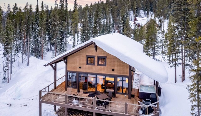 Lakeview Lodge: 2BR+ Loft, Private Hot Tub, VIEWS, 8 minutes to Downtown Breck
