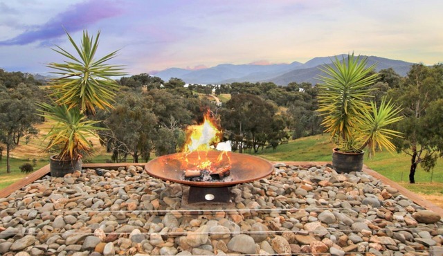 Lakeview Lodge - Executive family accommodation close to Lake Eildon.