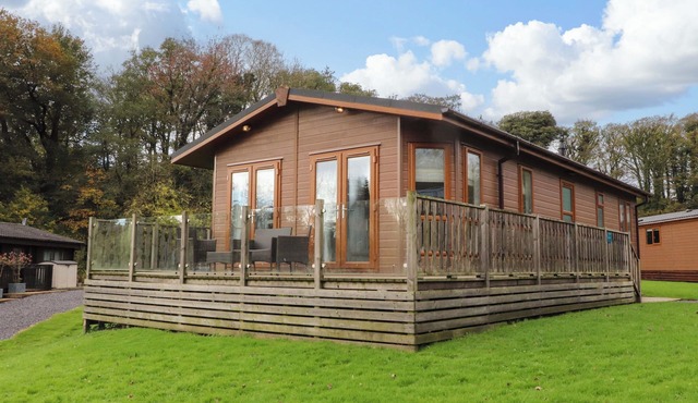 LAKEVIEW LODGE, pet friendly, with a garden in Garstang